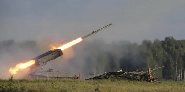 روسيا | قاذفات "توس" الروسية تضرب ملاجئ محصنة للواء 32 الميكانيكي الأوكرني في إيفانوفكا.