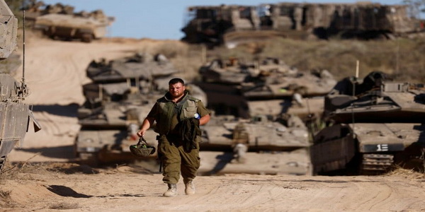 فلسطين المحتلة | الجيش الإسرائيلي يستدعي أعداد كبيرة من قوات الاحتياط وينشر المزيد من دباباته استعدادًا للهجوم على غزة.
