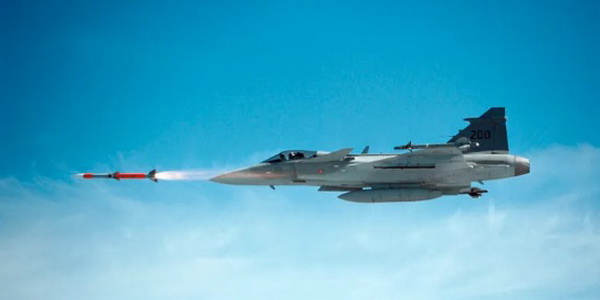 السويد | توقيع طلب لشراء صواريخ جو جو متقدمة متوسطة المدى AIM-120C-8 AMRAAM بقيمة 605 مليون دولار.