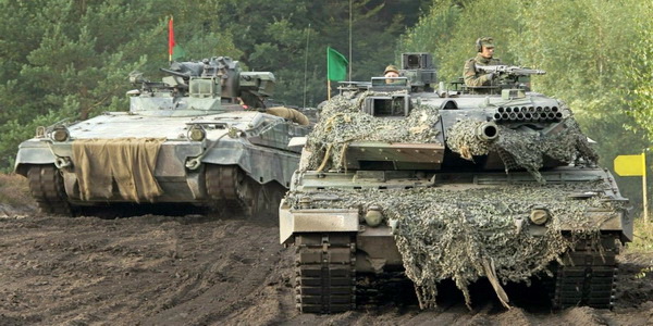ألمانيا | نقل كتيبتين من الدبابات إلى القاعدة الألمانية في ليتوانيا لحماية وتعزيز الأمن القومي لدول حلف الناتو.