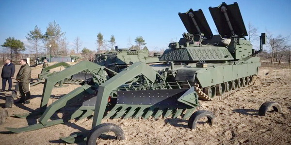 الولايات المتحدة | تزويد الجيش الأوكراني بمدرعات كاسحة الغام من نوع Assault Breacher لاختراق التحصينات الروسية.