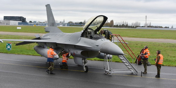 هولندا | إرسال أول طائرة هولندية من طراز F-16 إلى رومانيا لتدريب الطيارين الأوكرانيين.