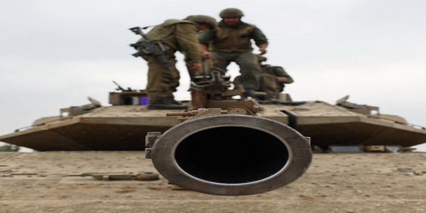 فلسطين المحتلة | الجيش الإسرائيلي يستدعي أعداد كبيرة من قوات الاحتياط وينشر المزيد من دباباته استعدادًا للهجوم على غزة.