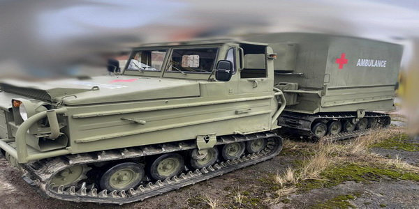 لاتفيا | منظمة SOS تتبرع بمركبات Bandvagn المجنزرة المخصصة لجميع التضاريس ومعدات فنية إلى أوكرانيا.