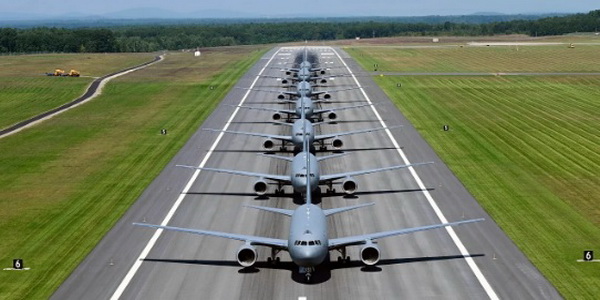 الولايات المتحدة | القوات الجوية تمنح شركة Boeing عقداً بمبلغ 2.3 مليار دولار لشراء طائرات صهريج إضافية نوع بوينغ KC-46 Pegasus. 