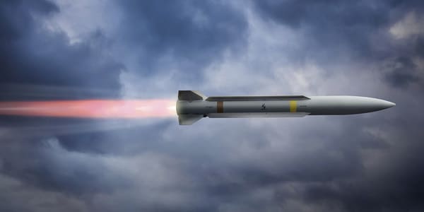 الولايات المتحدة | واشنطن تطلب تمويلاً ضخماً لتطوير صواريخ AIM-260 في مواجهة PL-15 الصينية.
