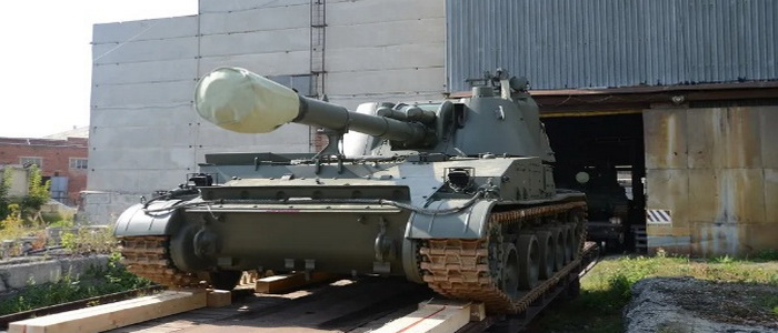 روسيا | شركة Uraltransmash الروسية تسلم مدافع هاوتزر ذاتية الدفع 2S3M Akatsiya إلى جمهورية بيلاروسيا.