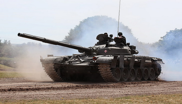 بولندا | التأكيد على إرسال 240 دبابة T-72 وأنظمة صاروخية T-72 لأوكرانيا. 