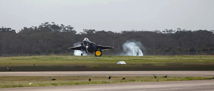 إستراليا | وصول أحدث طائرة من طراز F-35A Lightning II للقوات الجوية الملكية الأسترالية إلى قاعدة ويليامتاون التابعة لسلاح الجو الملكي الأسترالي.