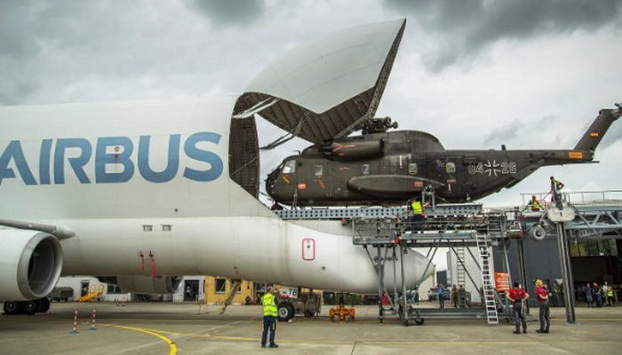 ألمانيا | إختبار نظام تحميل لرفع الشحنات العسكرية الضخمة على طائرة Airbus Beluga A300-600ST.