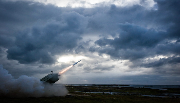 شركة Raytheon تطلق بنجاح صاروخ AMRAAM-ER من منصة NASAMS للدفاع الجوي