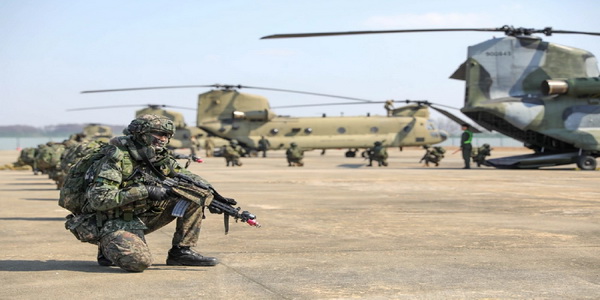 كوريا الجنوبية | خلال تدريبات درع الحرية فرقة المشاة الثانية الأمريكية تنضم إلى قوات كورية في مهمة تدريب مشتركة على الهجوم الجوي.