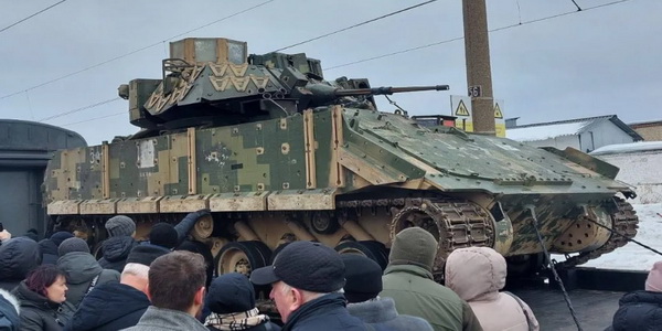 روسيا | إجراء إختبارات أسلحة لمركبة المشاة القتالية برادلي (IFV) التي تم الاستيلاء عليها في أوكرانيا.