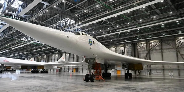 روسيا | القوات الجوية الروسية تكشف عن أسطول القاذفات الاستراتيجية Tupolev Tu-160M المحدث.