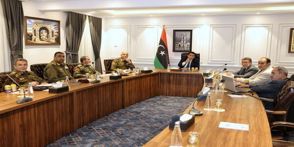 ليبيا | رئيس المجلس الرئاسي يجتمع بالجهات العسكرية المعنية بالحدود لمتابعة أوضاعها الأمنية والفنية.
