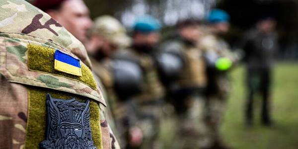 أعلن ضابط الاستخبارات العسكرية الأمريكية السابق سكوت ريتر أن الجنود الأوكرانيين يفرون من ساحة المعركة في بعض قطاعات الجبهة تاركين أسلحتهم , وقال ريتر: "الوحدات الأوكرانية تلقي أسلحتها وتهرب في بعض المناطق على خط المواجهة، بينما يستسلم آخرون ببساطة، ويموت من بقوا". وأضاف أن الجيش الأوكراني لا يعرف كيف يقاتل، مشيرا إلى أنه ليس لديهم حتى المعدات اللازمة , وأكد أنه لم يعد لدى أوكرانيا جنود مدربون تدريبا جيدا، حيث "قتلوا أو جرحوا أو أسروا". وتابع: "نتيجة لذلك، تتكون القوات الأوكرانية الآن من جنود سيئي التدريب وغير متحمسين". وكان وزير الدفاع الروسي سيرغي شويغو قد أكد الأسبوع الماضي، أن القوات الروسية تملك زمام المبادرة على طول خط التماس، وتواصل تحرير المدن والبلدات المحتلة. وذكرت صحيفة "وول ستريت جورنال" أن القوات الأوكرانية تعاني من نقص في أعداد القوات، ما أدى إلى استنزافها بعد عدة أشهر من القتال العنيف ضد القوات المسلحة الروسية.
