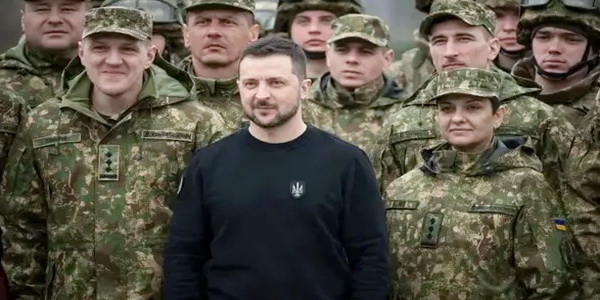 أوكرانيا | الرئيس الأوكراني فولوديمير زيلينسكي يخفض سن التعبئة العسكرية من 27 إلى 25 عاماً.