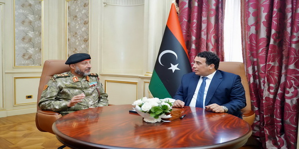 ليبيا | رئيس الأركان العامة الفريق أول ركن محمد الحداد يقدم لرئيس المجلس الرئاسي إحاطة شاملة حول الوضع الأمني والعسكري بمنفذ رأس اجدير .