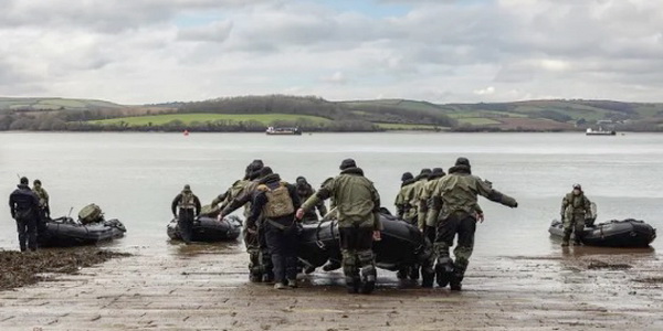 بريطانيا | مشاة البحرية الملكية تدرب الأوكرانيين على فن غارات الكوماندوز والعمليات البرمائية.