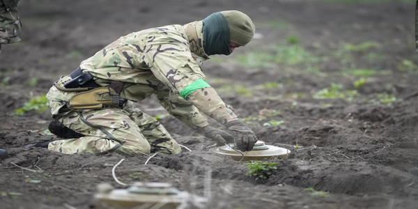 أوكرانيا | حقول الألغام الروسية القوية تعيق تقدم الجيش الأوكراني وصعوبات كبيرة لمواجهتها والتغلب عليها أثناء الهجوم المضاد. 