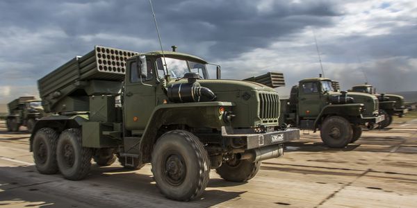 روسيا | الجيش الروسي يكشف النقاب عن نظام المدفعية الصاروخية الجديدة 9A53-G Tornado-G MRLS لتحل محل منظومة جراد BM-21 Grad MRLS.