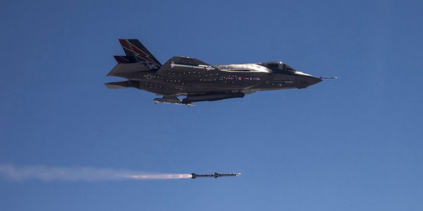 الولايات المتحدة | القوات الجوية تكمل أول اختبار طيران لصاروخ جو- جو المتقدم متوسط المدى أمرام AIM-120C-8
