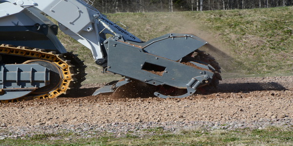 سويسرا | الحكومة تزود أوكرانيا بمركبة إزالة الألغام Digger D-250 التي يتم التحكم فيها عن بعد.