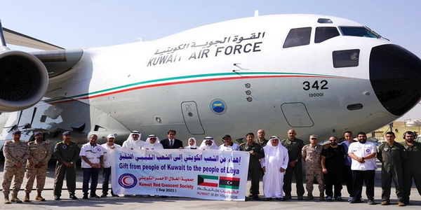 الكويت | القوة الجوية الكويتية بالتعاون مع جهات رسمية وأهلية كويتية تستأنف جسرها الجوي لتقديم المساعدات لمتضرري الفيضانات بمدينة درنة.