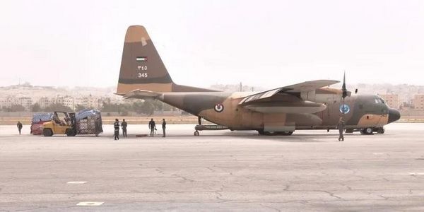 الأردن | القوات المسلحة الاردنية ترسل طائرة مساعدات لإغاثة المتضررين من الإعصار في مدن ومناطق شرق ليبيا.