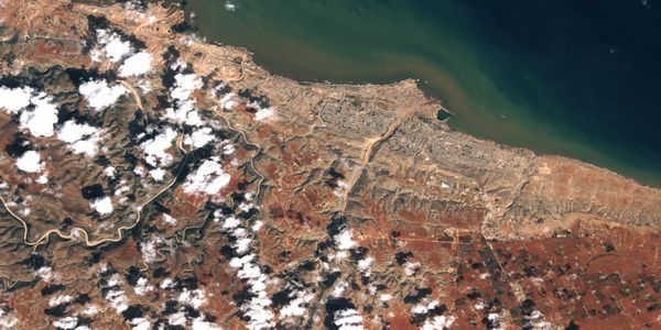 ليبيا | وكالة "ناسا" تنشر صورا فضائية تظهر حجم كارثة فيضان مدينة درنة. 