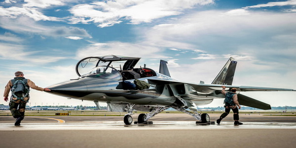 الولايات المتحدة | القوات الجوية الأمريكية تتسلم أول طائرة تدريب نفاثة متقدمة من طراز Boeing-Saab T-7 Red Hawk Supersonic.