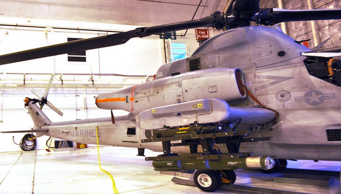 البحرية الأمريكية تختبر بنجاح أداء صاروخ جو - أرض جديد (JAGM) على متن مروحية Bell AH-1Z