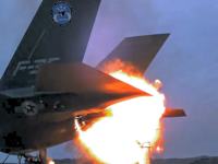 اشتعال النيران في المقاتلة الامريكية اف-35 في احد قواعدها الجوية