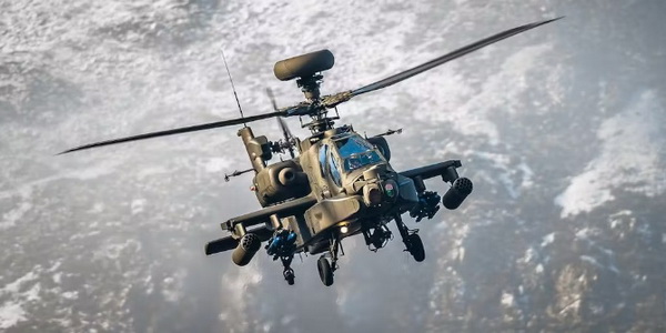الولايات المتحدة | شركة بوينغ تنتج مروحيات هجومية جديدة من طراز أباتشي AH-64E.