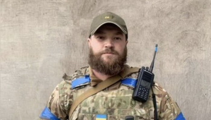 أوكرانيا | نقل قائد كتيبة آزوف الأوكرانية عقب استسلامه من مصنع آزوفستال بمركبة مصفحة.