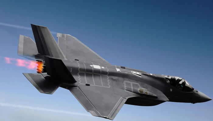 ترامب يوقع مشروع قانون الإنفاق العسكري لتأجيل تسليم طائرة F-35 إلى تركيا.