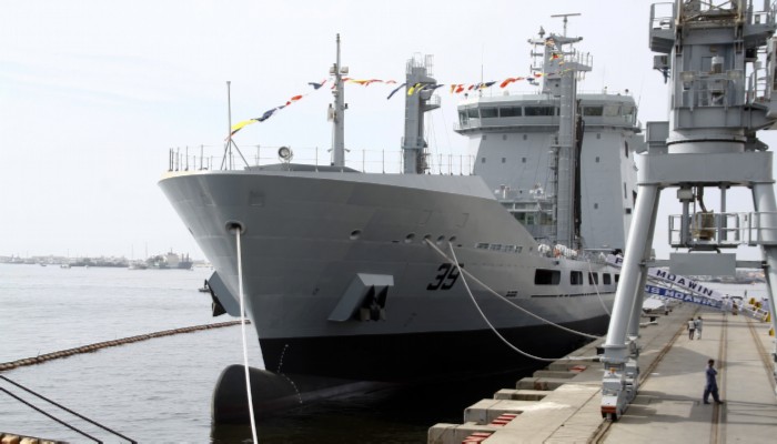 البحريه الباكستانيه تدشن سفينة PNS MOAWIN : اكبر سفينة دعم وانزال مطوره محليا  100738