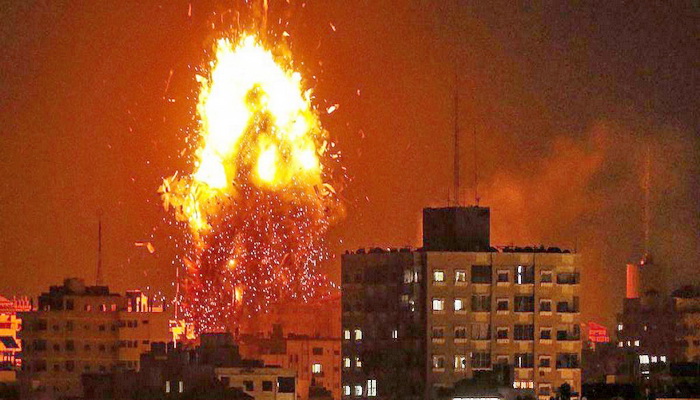 إستهداف 100 موقع تابع لمنظمة حماس في قطاع غزة بغارات جوية . 