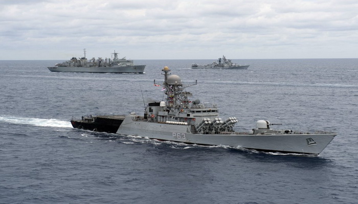 الفوات البحرية لكلاً من الهند وسنغافورة وتايلاند البحرية تبدأ التدريبات البحرية.