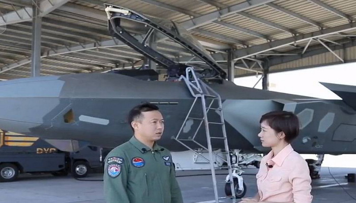 التلفزيون الصيني يعرض تقريراً مصوراً عن متوسط عمر طياري مقاتلات الجيل الخامس الصينيين من طراز J-20.