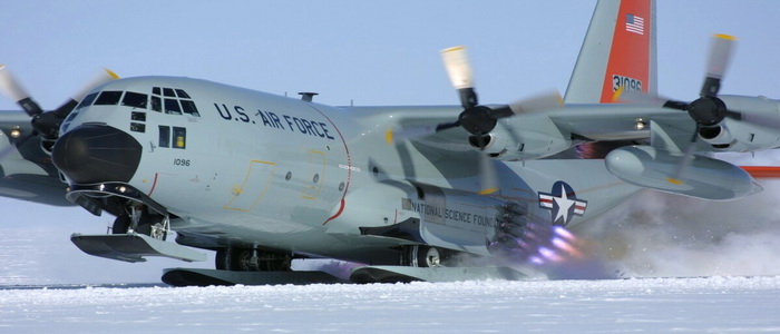 سلاح الجو الملكي البريطاني يجري سلسلة من مهمات إعادة الإمداد للمسح البريطاني للقارة القطبية الجنوبية .(BAS) 