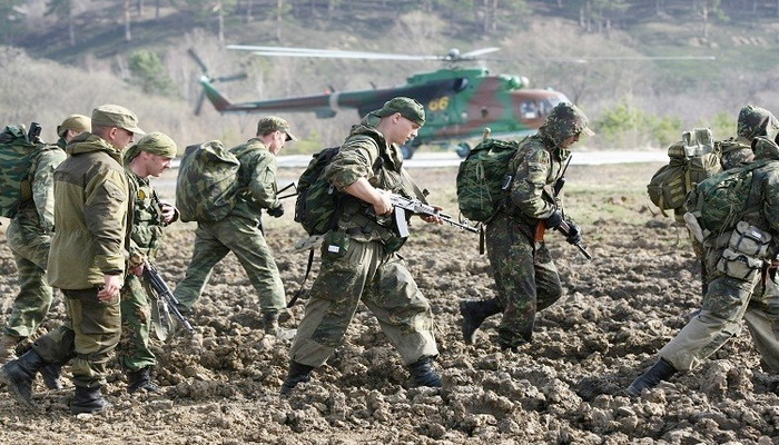 القوات الخاصة وقوات الإنزال التابعة للجيش الروسي تجري تدريباً تكتيكياً .
