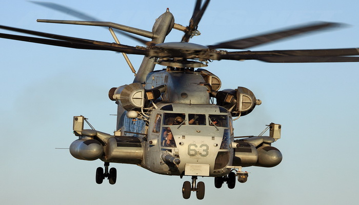 مركز الحرب الجوية البحرية الأمريكية يشارك في اختبار طائرة هليكوبتر طراز CH-53K.