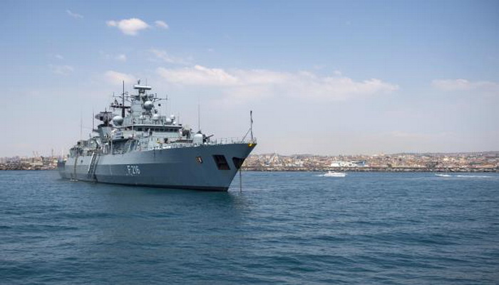 أوروبا تبدأ عملية "إيريني" البحرية لمراقبة حظر الأسلحة المفروض على ليبيا.