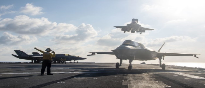 سفينة الهجوم البرمائية  USS America تجري عمليات طيران ضخمة في بحر الصين الجنوبي.