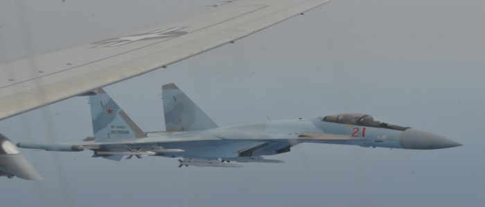 مقاتلات Su-35 الروسية تعترض بشكل غير آمن طائرات دورية P-8A Poseidon تابعة للبحرية الأمريكية.