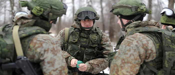 كشف المدير العام لشركة "تسنيتوسماش" الروسية المتخصصة بمعدات العسكرية، ألبرت باكوف، أنها بصدد تطوير أزياء ومعدات عسكرية جديدة للجيش الروسي من الجيل الثالث لتحل مكان بزات الجيل الثاني "راتنيك" العسكرية. وأشار باكوف خلال مقابلة حصرية مع وكالة "سبوتنيك" أن الشركة تقوم بتطوير بزة عسكرية جديدة ومعدات أخرى لتحل مكان الزي الأخير "راتنيك" وستكون جاهزة خلال شهر ديسمبر القادم. وقال باكوف: "أعتقد أنه بحلول ديسمبر ستتسلم وزارة الدفاع الروسية بزات عسكرية جديدة من نوع "سوتنيك" وسيتم تجربتها من قبل القوات العسكرية، وتعد هذه البزات من الجيل الأحدث والأكثر تطوا مقارنة بسابقاتها". وبحسب باكوف فإن المواعيد المخطط لها لتسليم الكميات الكبيرة من البزات العسكرية الجديدة ستكون بين عامي 2020-2023. وأكد باكوف أنه بعد الموافقة على المهمة التكتيكية والتقنية، ستبدأ وزارة الدفاع في الاتحاد الروسي إجراءات تحديد المقاول. وتعد "راتنيك" أحدث التقنيات التي قام بتصنيعها الجيش الروسي، كما أنها توفر كل ما يلزم الجندي في أرض المعركة، وتساعد الجندي على الصمود أثناء المعركة من خلال حمايته من الإصابات. وتغطي بزَّة "راتنيك" 90 في المائة من جسم الجندي.