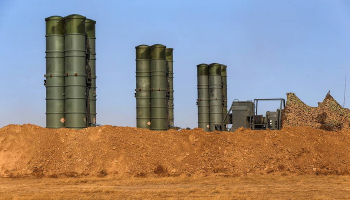 فرق الصواريخ الروسية تختبر إطلاق أنظمة الدفاع الجوي S-400 بعد إعادة التسلح.