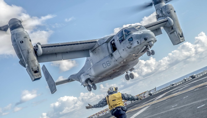 البحرية الأمريكية تختبر مروحية MV-22s على متن السفينة البرمائية للنقل USS New York.