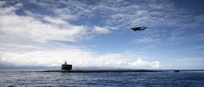 إنزال شحنات لوجستية إلى غواصة الصواريخ النووية في محيط جزر هاواي.